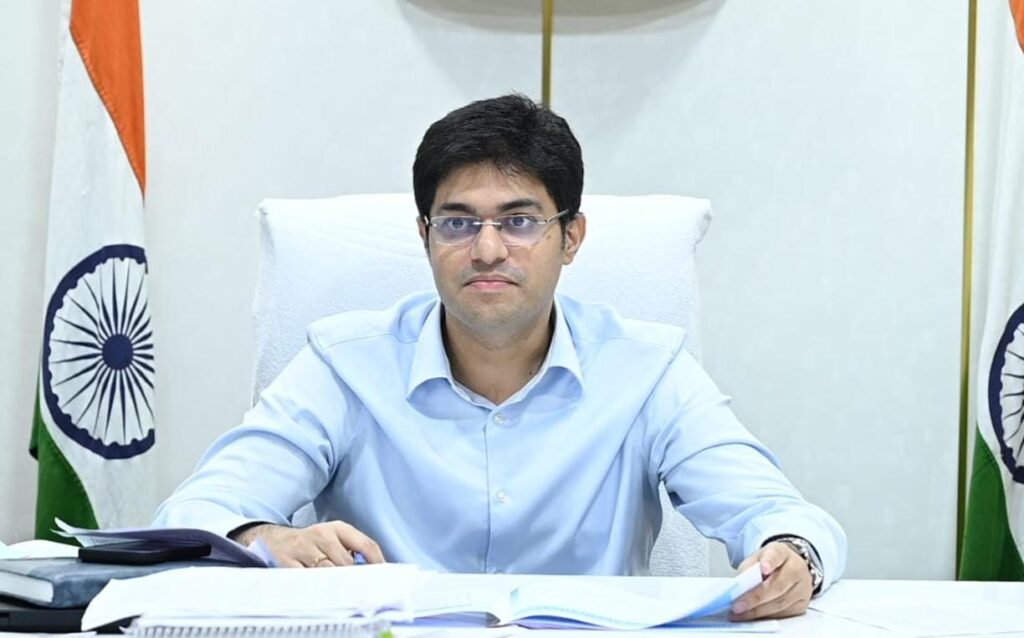 पॉलिटिकल एडवर्टाइजमेंट का प्री-सर्टिफिकेशन ज़रूरी – जिला चुनाव अधिकारी अविश्यांत पंडा