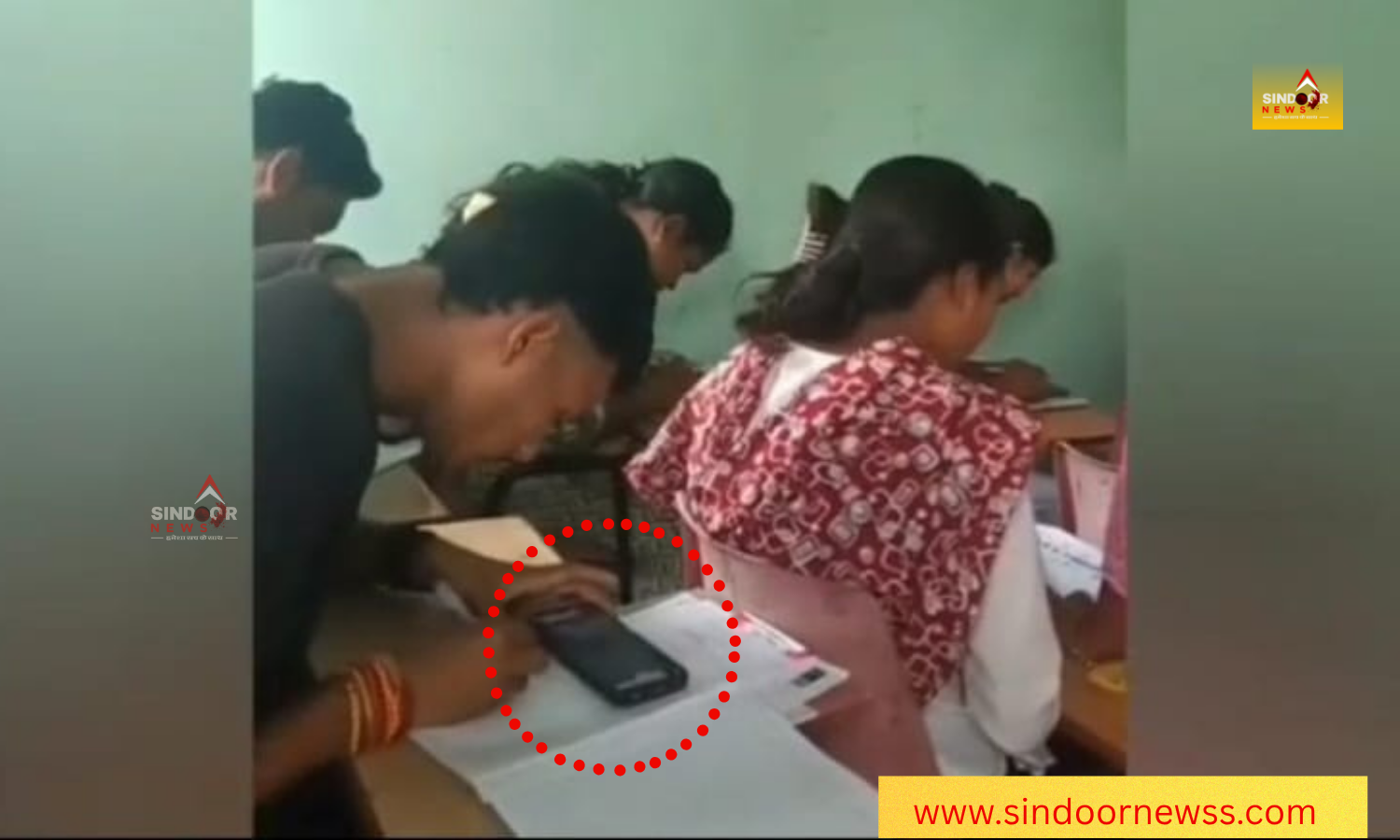 मोबाइल से खुलेआम नकल, ₹300 लेकर छूट—BA परीक्षा में बड़ा घोटाला उजागर